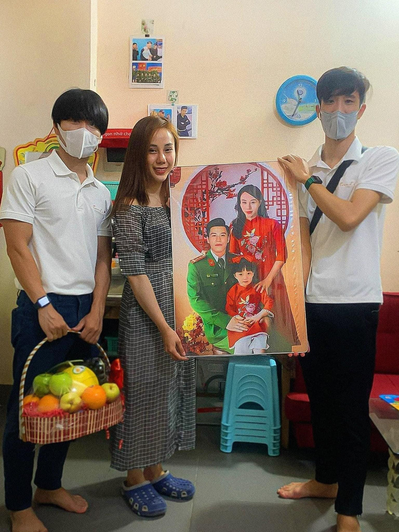 “Team Lee” đến trao tặng tận tay bức ảnh cho gia đình liệt sĩ Phạm Công Huy.