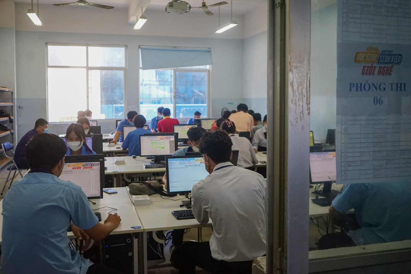 Ngay sau Lễ khai mạc Hội thi, các thí sinh đã bắt đầu bước vào phần thi lý thuyết trực tuyến trên hệ thống máy tính tại điểm thi trường CĐ Kỹ thuật Cao Thắng.