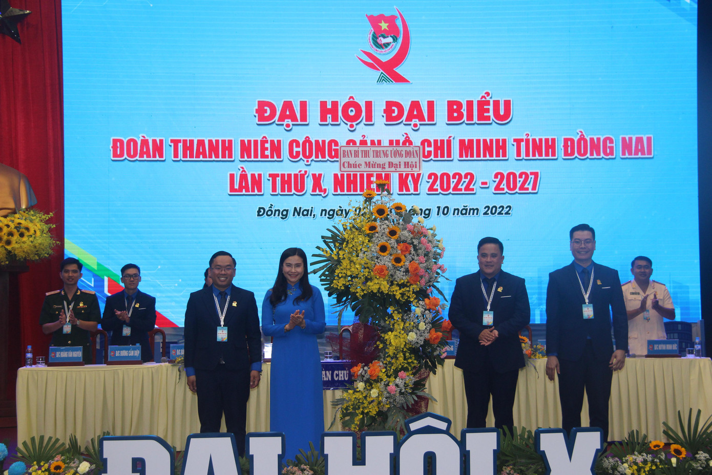 Chị Nguyễn Phạm Duy Trang - Bí thư T.Ư Đoàn, Chủ tịch Hội đồng đội T.Ư (thứ 2 từ trái qua) thay mặt Ban Bí thư T.Ư Đoàn tặng hoa chúc mừng Đại hội. Chị Nguyễn Phạm Duy Trang - Bí thư T.Ư Đoàn, Chủ tịch Hội đồng đội T.Ư (thứ 2 từ trái qua) thay mặt Ban Bí thư T.Ư Đoàn tặng hoa chúc mừng Đại hội.