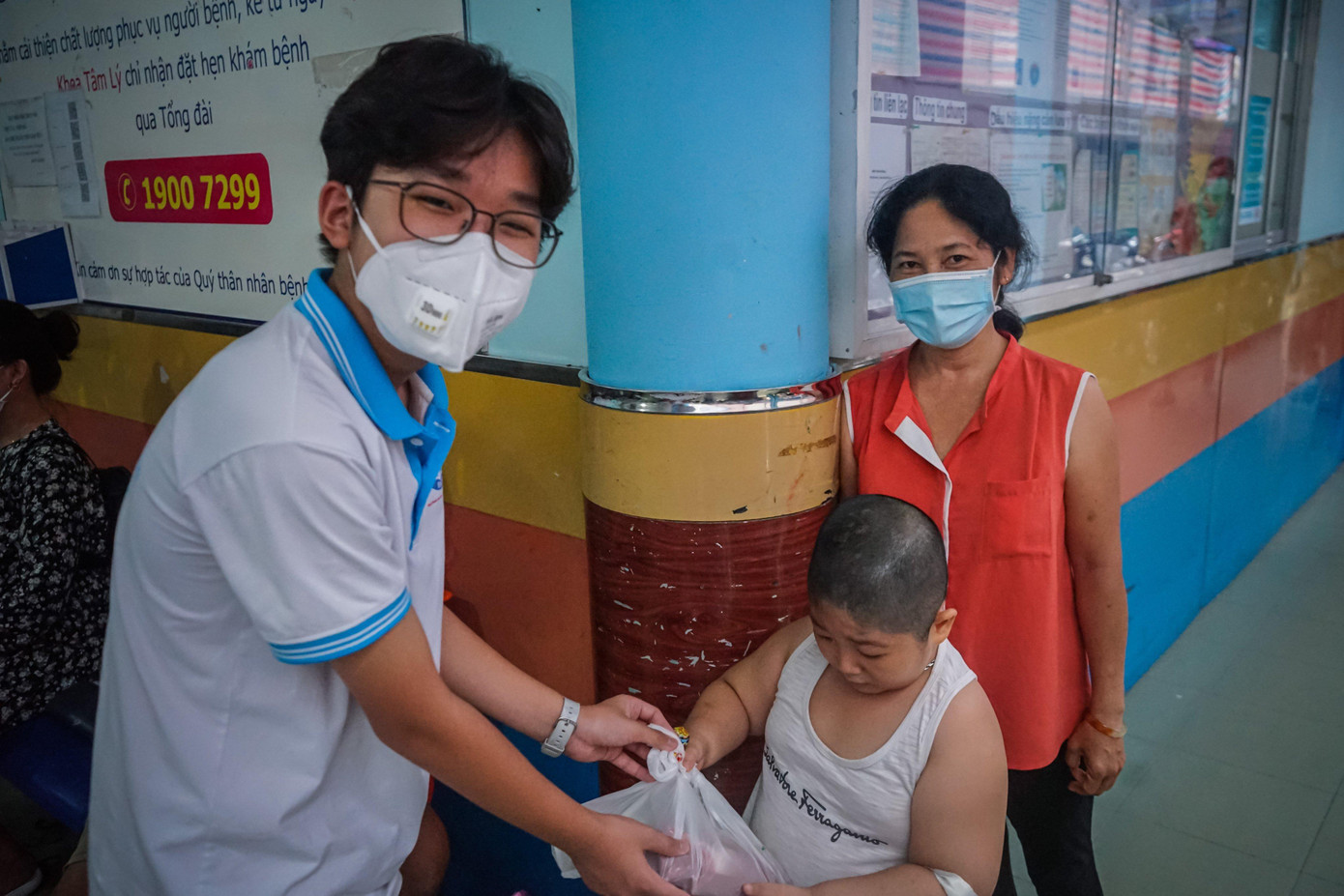 Ngoài cắt tóc miễn phí, tình nguyện viên còn trao tặng những phần quà cho các em bệnh nhi.