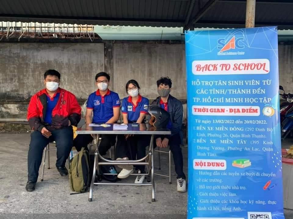 Đội hình sinh viên tình nguyện luôn túc trực tại hai bến xe nhằm hỗ trợ sinh viên đến TP. HCM học tập (Ảnh: SAC). Đội hình sinh viên tình nguyện luôn túc trực tại hai bến xe nhằm hỗ trợ sinh viên đến TP. HCM học tập (Ảnh: SAC).