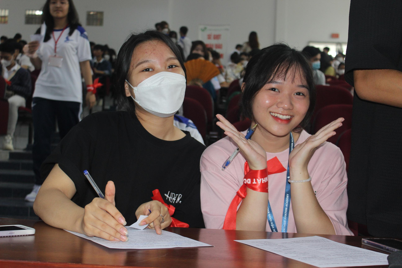 Nhiều bạn sinh viên hào hứng khi lần đầu tham gia hiến máu tình nguyện.