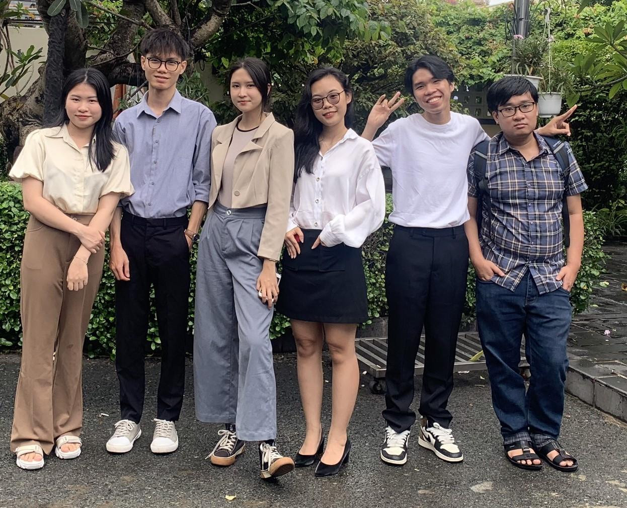 Các thành viên của dự án app ELLA - Ứng dụng hướng dẫn makeup khuôn mặt cho người dùng. Các thành viên của dự án app ELLA - Ứng dụng hướng dẫn makeup khuôn mặt cho người dùng.