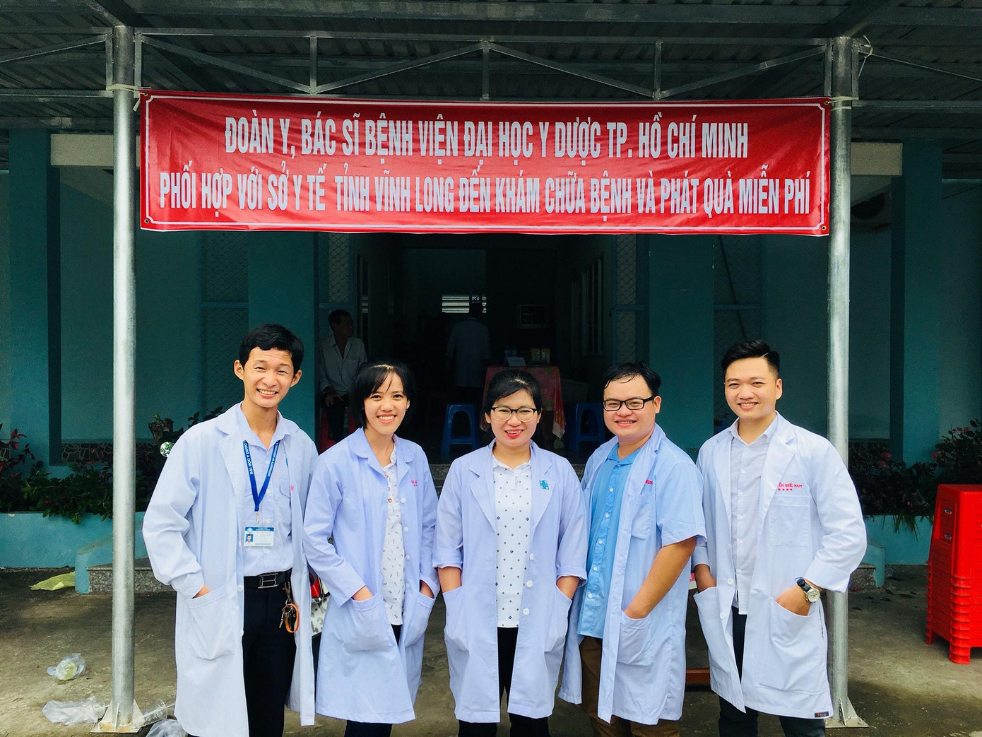 Thanh Truyền (ngoài cùng bên trái) tích cực tham gia các hoạt động thiện nguyện vì cộng đồng. Thanh Truyền (ngoài cùng bên trái) tích cực tham gia các hoạt động thiện nguyện vì cộng đồng.