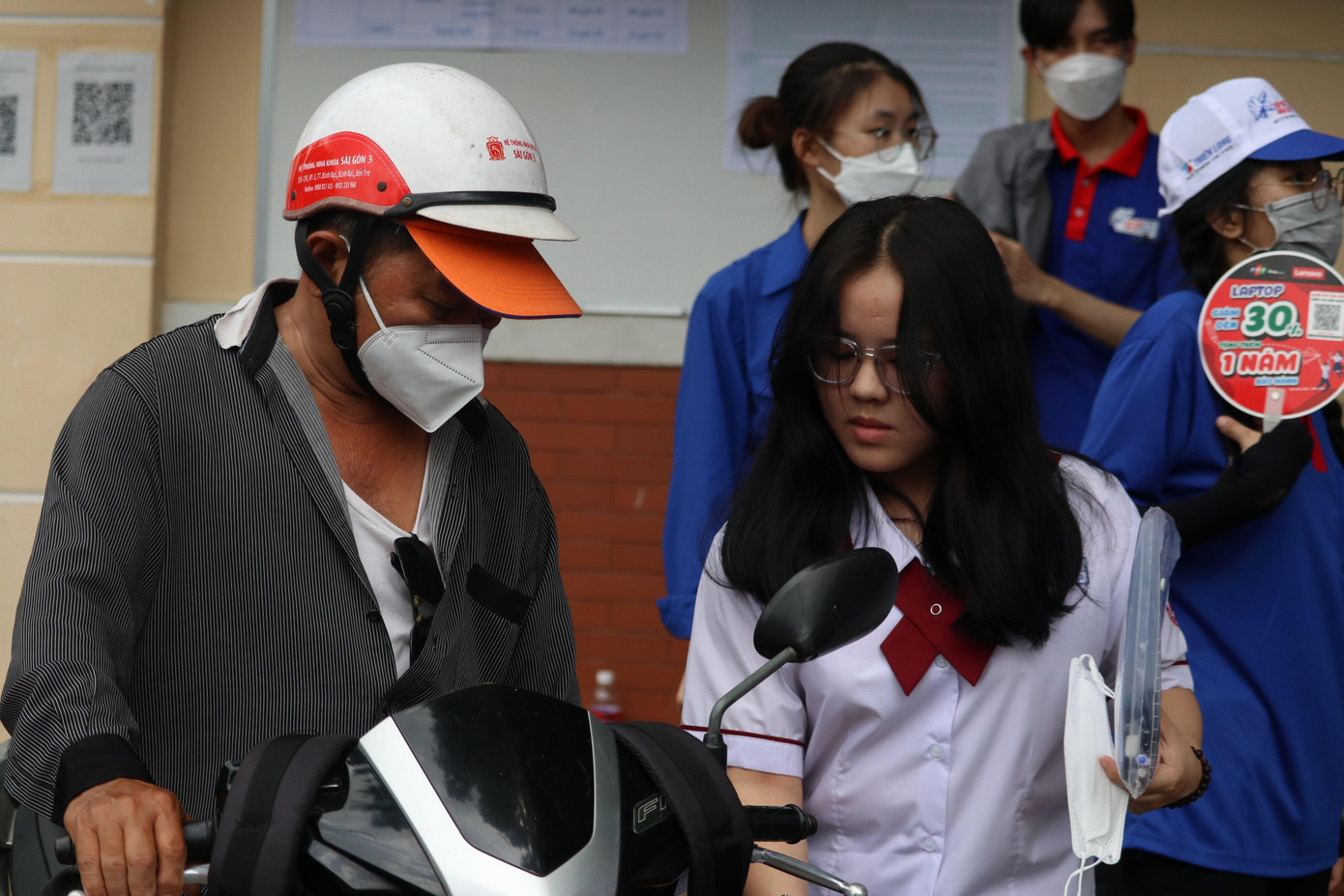 Niềm vui của thí sinh là khi bước khỏi cánh cổng sẽ có phụ huynh chờ sẵn.