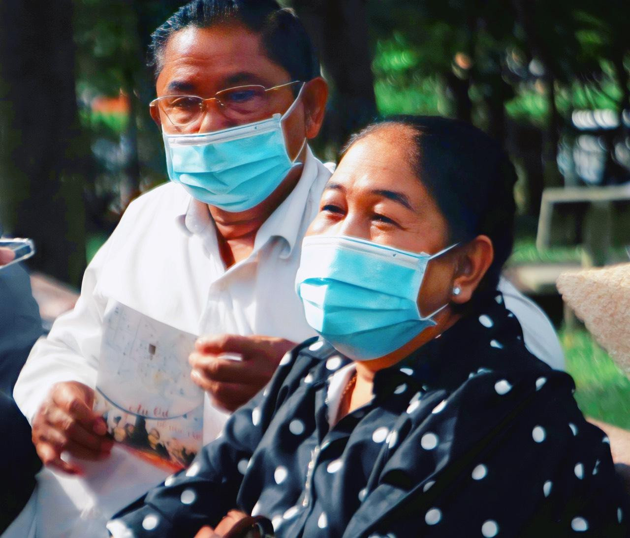 Nhiều phụ huynh không giấu được nỗi xúc động trong ngày nhập học của con.