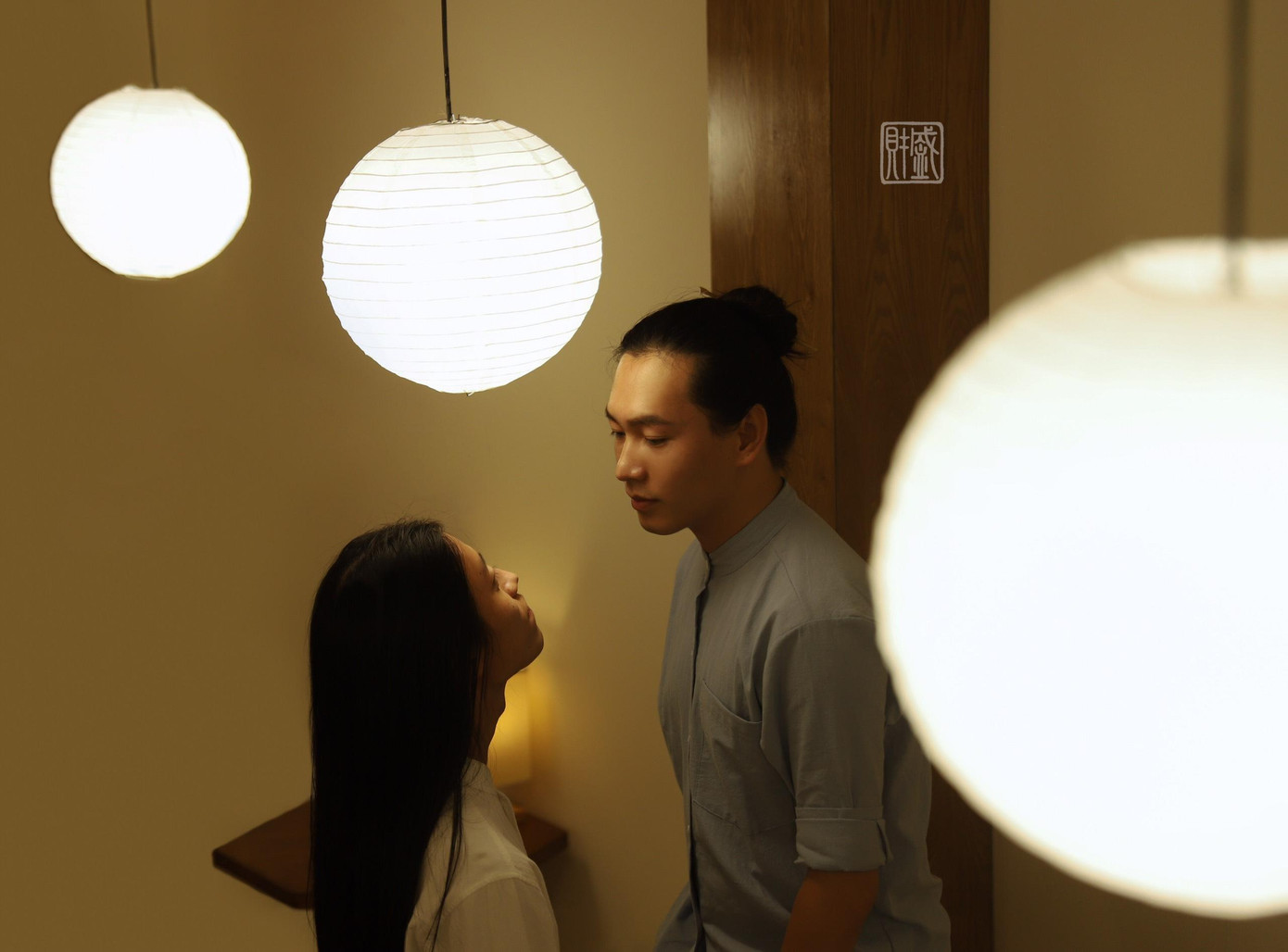 Một số khung ảnh cả hai cùng chụp với mái tóc dài.