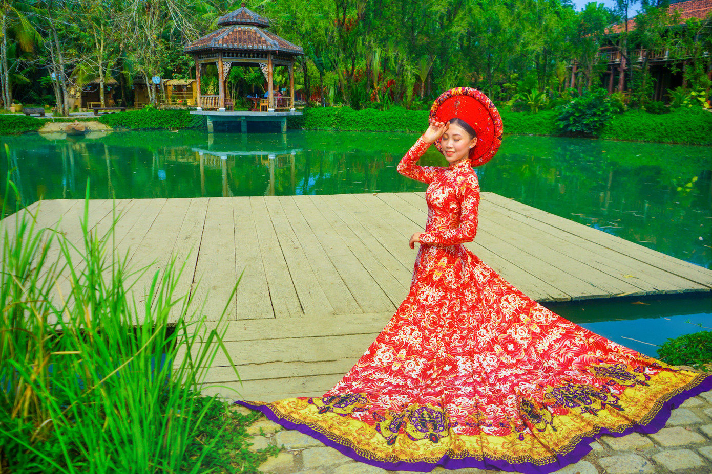 Ý Nhi cho biết, khi diện bộ áo dài này đến đây chụp ảnh điều đầu tiên cô thấy được nhiều người chú ý vì trong bảo tàng có chỗ cho thuê áo dài để chụp ảnh nhưng không có bộ trang phục này.