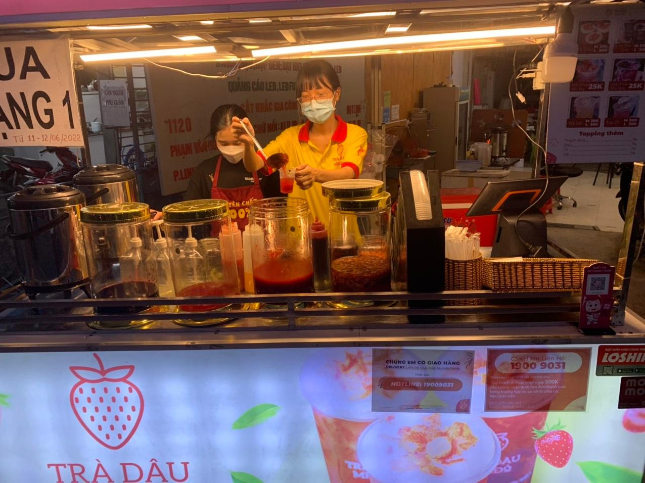 Những quán trà dâu thu hút bạn trẻ giải khát vào mỗi ngày.