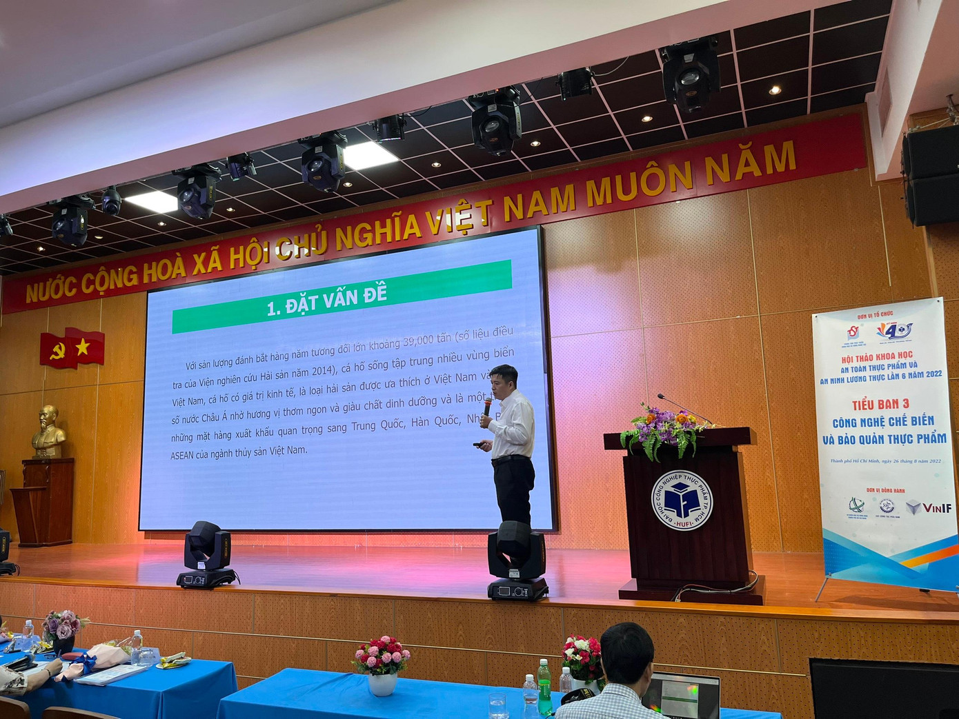 Các chuyên gia chia sẻ tại hội thảo. Các chuyên gia chia sẻ tại hội thảo.