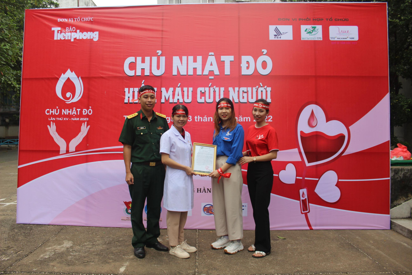 Đại diện Bệnh viện Quân y 175 trao thư cảm ơn Học viện Hàng không Việt Nam.