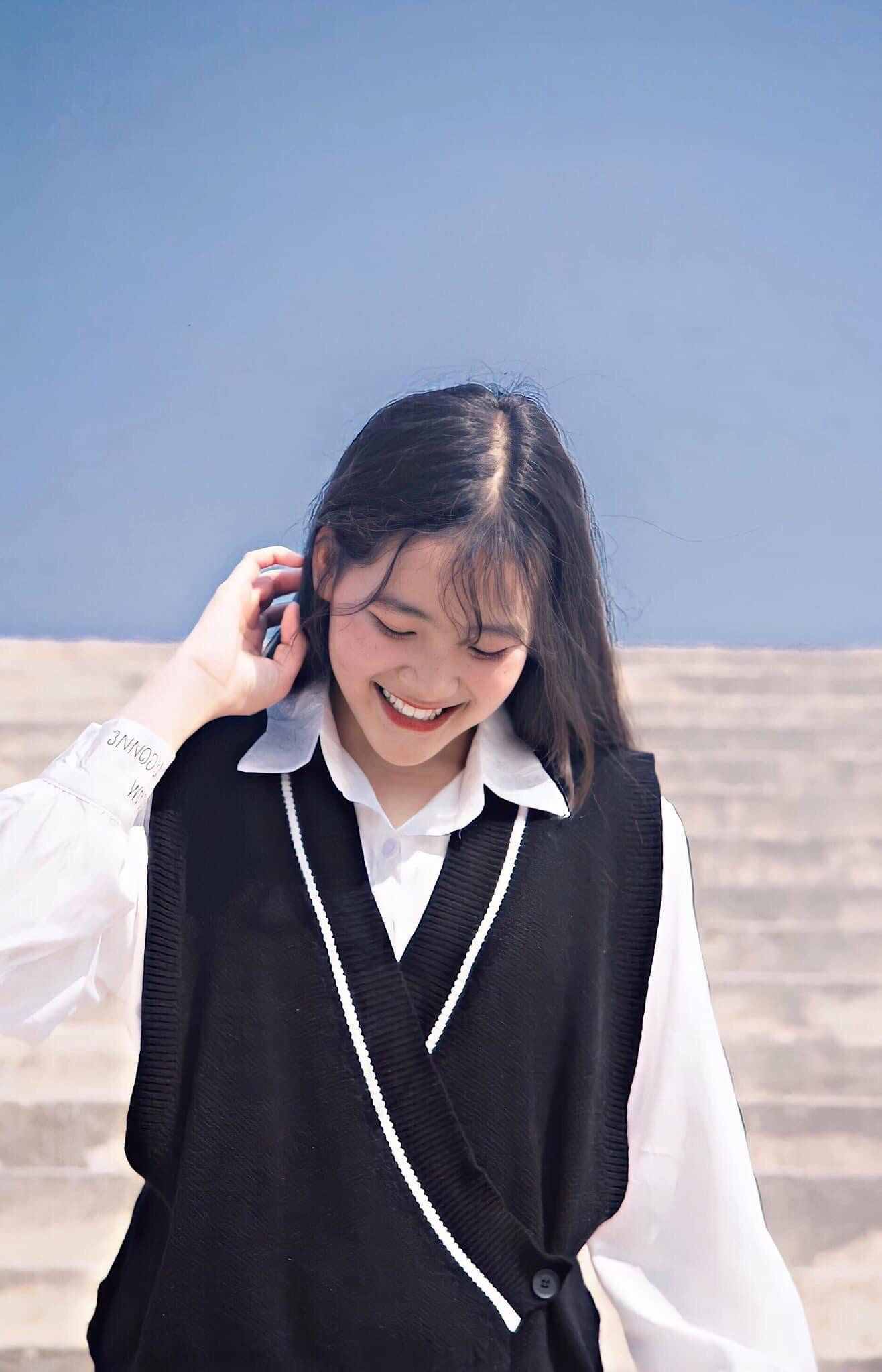 Là sinh viên chuyên ngành Báo in nhưng Thơm lại có đam mê to lớn với việc kinh doanh bánh kẹo.