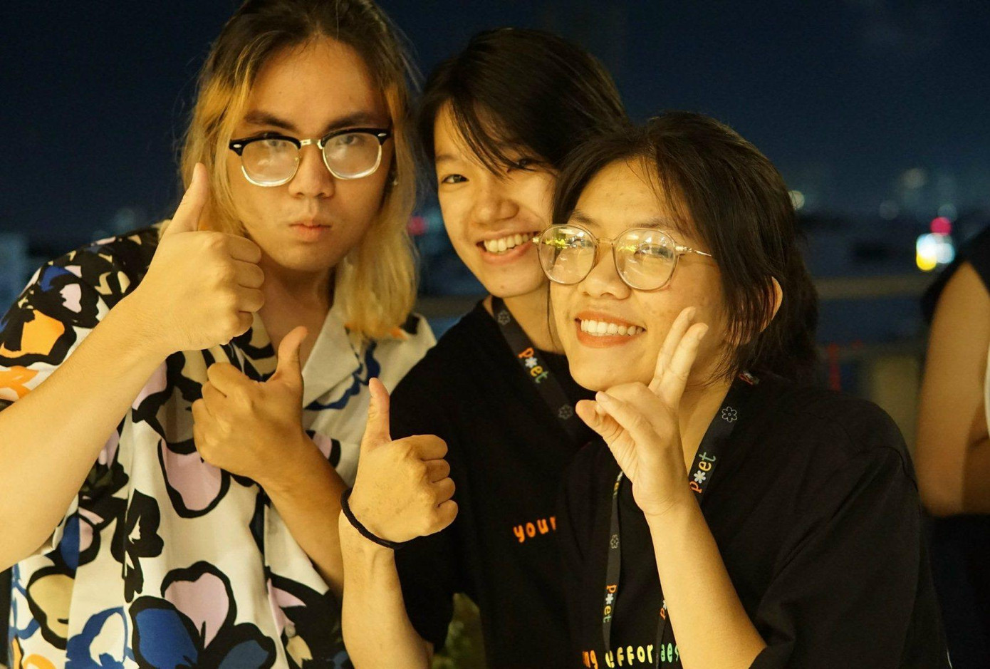 Các bạn thành viên POET hào hứng khi đêm nhạc diễn ra thành công.