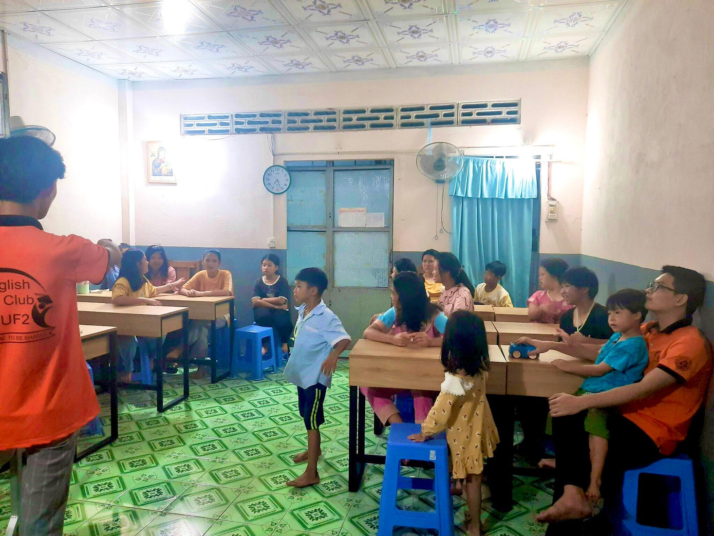 Các gia sư sinh viên còn tổ chức vui chơi cho các em học sinh tại hai mái ấm. Các gia sư sinh viên còn tổ chức vui chơi cho các em học sinh tại hai mái ấm.