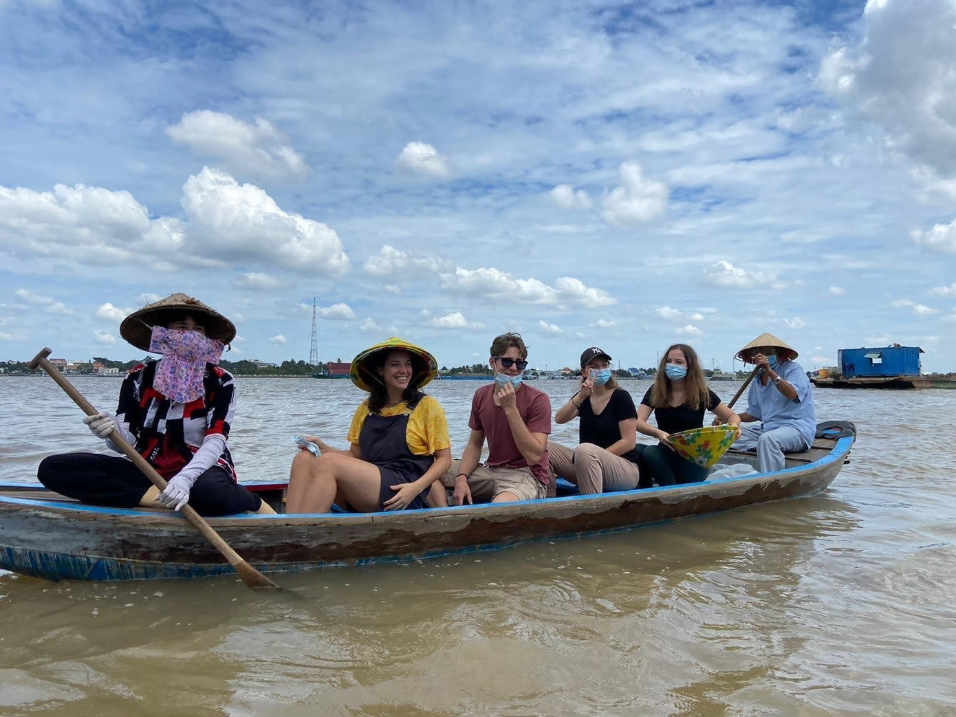 Andreas Hueber trải nghiệm Tết Việt cùng những người bạn của mình. Andreas Hueber trải nghiệm Tết Việt cùng những người bạn của mình.