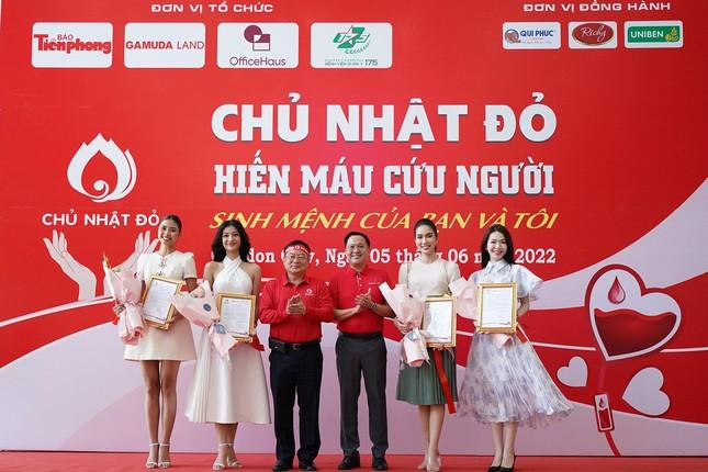 Các người đẹp đồng hành cùng chương trình. (Ảnh: Phạm Nguyễn)