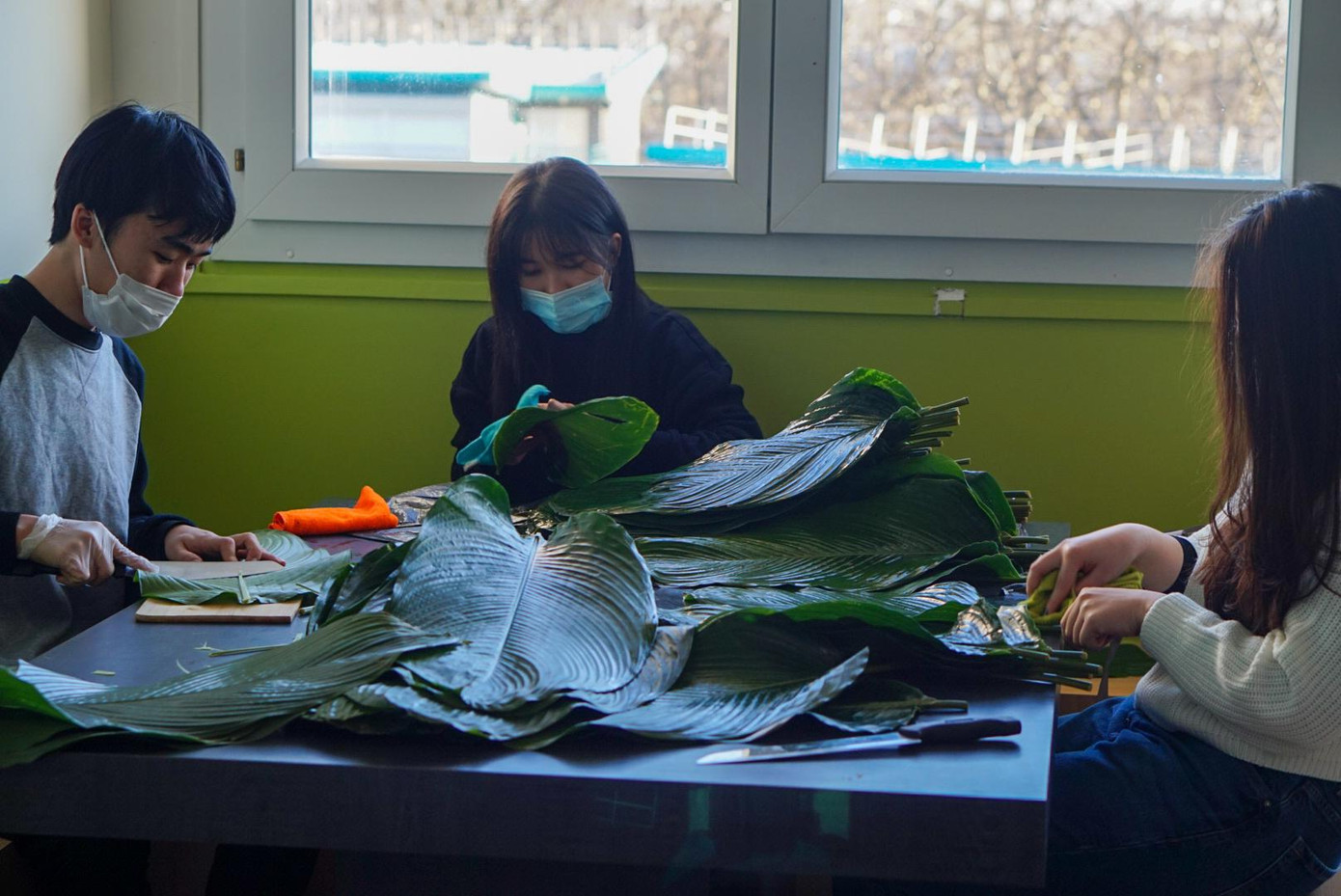 Nhiều người Pháp cảm thấy thích thú trước chiếc bánh chưng Việt Nam.