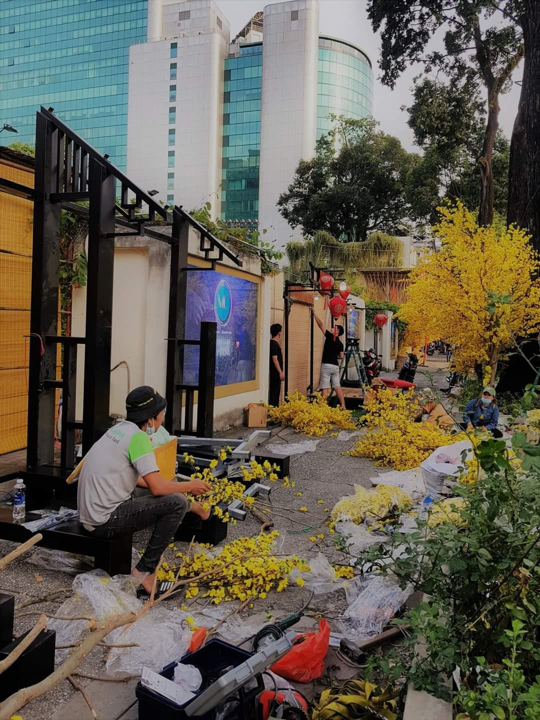 "Phố ông đồ" với những công đoạn cuối cùng hoàn thiện chờ đón khách.