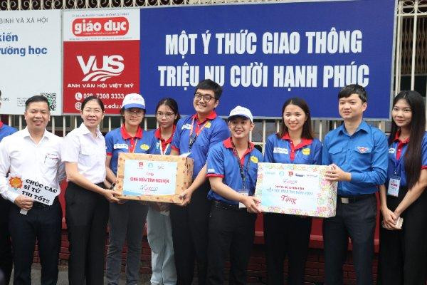 Anh Nguyễn Minh Triết (thứ hai bên phải) tận tay trao quà cho đội hình tiếp sức mùa thi điểm thi trường THCS Colette. Anh Nguyễn Minh Triết (thứ hai bên phải) tận tay trao quà cho đội hình tiếp sức mùa thi điểm thi trường THCS Colette.