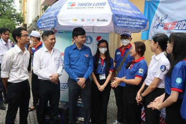 Anh Nguyễn Minh Triết (thứ ba bên trái) lắng nghe những báo cáo của đội hình tiếp sức mùa thi tại điểm thi THPT chuyên Trần Đại Nghĩa. Anh Nguyễn Minh Triết (thứ ba bên trái) lắng nghe những báo cáo của đội hình tiếp sức mùa thi tại điểm thi THPT chuyên Trần Đại Nghĩa.