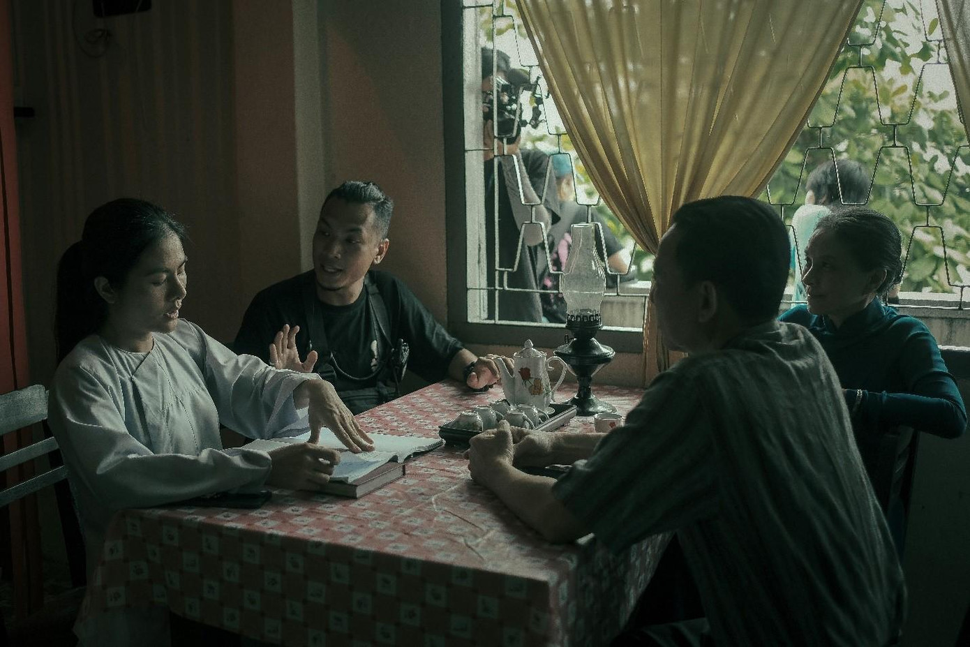 Diễn viên Vân Trang, Hữu Tiến trước khi bắt đầu một cảnh quay.