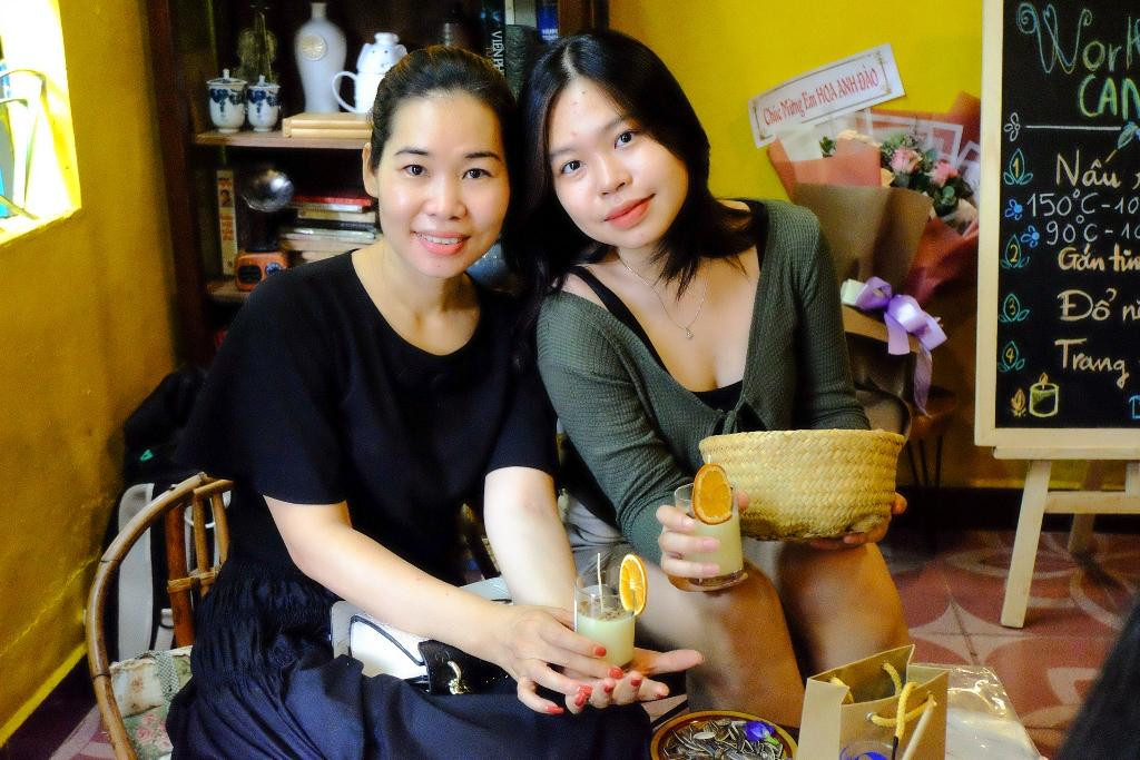 Yến Vy cùng mẹ tham dự buổi workshop làm nến. Yến Vy cùng mẹ tham dự buổi workshop làm nến.