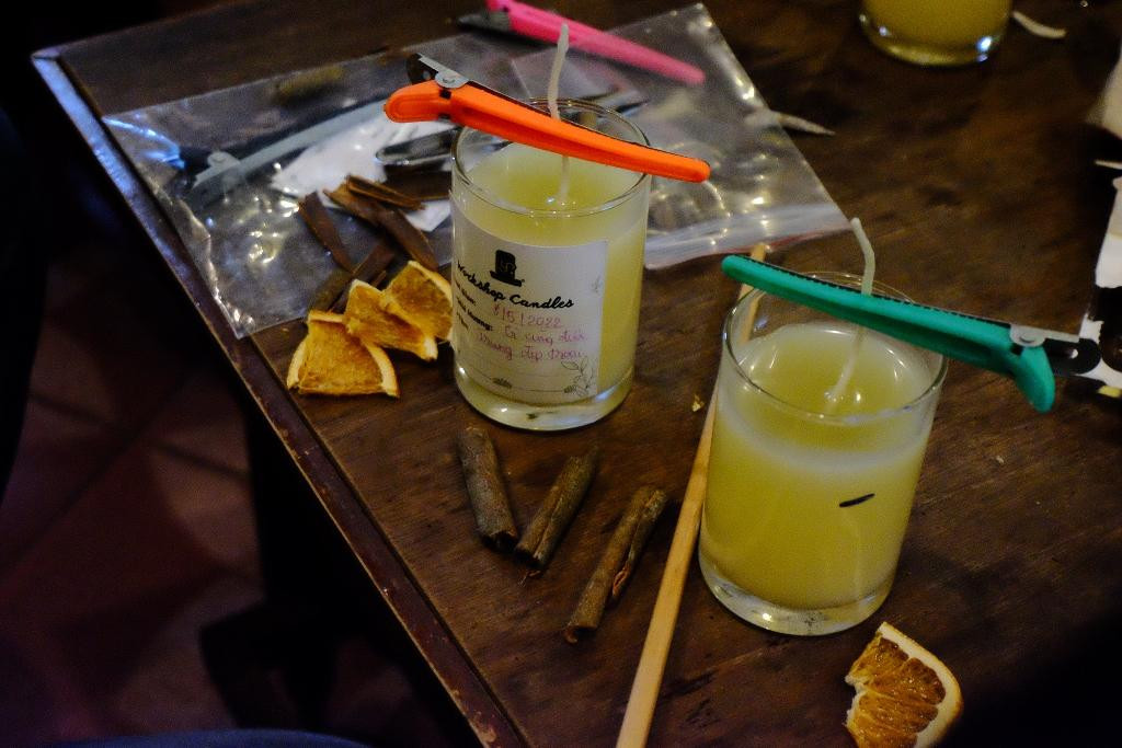 Các bạn trẻ tự tay làm các sản phẩm nến thơm thiên nhiên để tặng người thân. Các bạn trẻ tự tay làm các sản phẩm nến thơm thiên nhiên để tặng người thân.