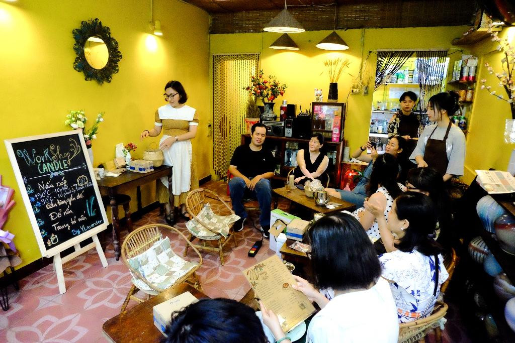 Buổi workshop hướng dẫn bạn trẻ làm nến diễn ra tại quán cà phê tại Q. 1. Buổi workshop hướng dẫn bạn trẻ làm nến diễn ra tại quán cà phê tại Q. 1.
