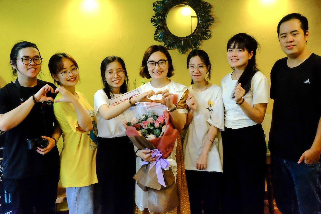 Những bạn trẻ chụp hình với Chị Hoa Anh Đào – Host Candles workshop. Những bạn trẻ chụp hình với Chị Hoa Anh Đào – Host Candles workshop.