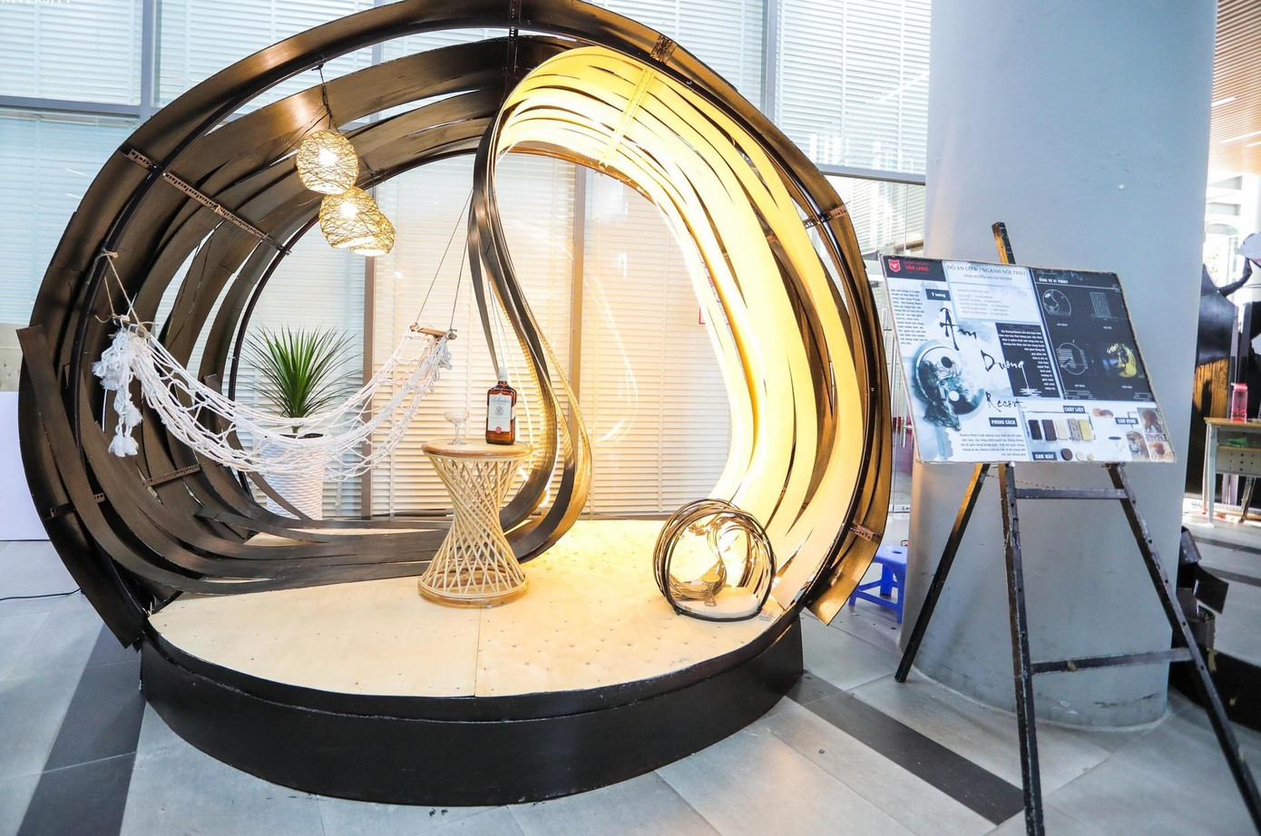 Những sản phẩm thiết kế ấn tượng của sinh viên được trưng bày tại triển lãm.