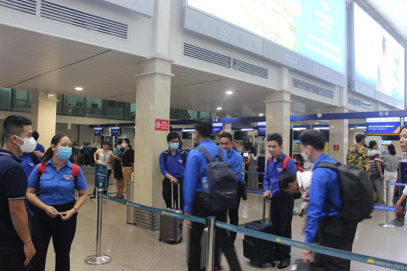 Ngay từ sáng sớm, các đại biểu đã có mặt tại sân bay quốc tế Tân Sơn Nhất để làm thủ tục bay.