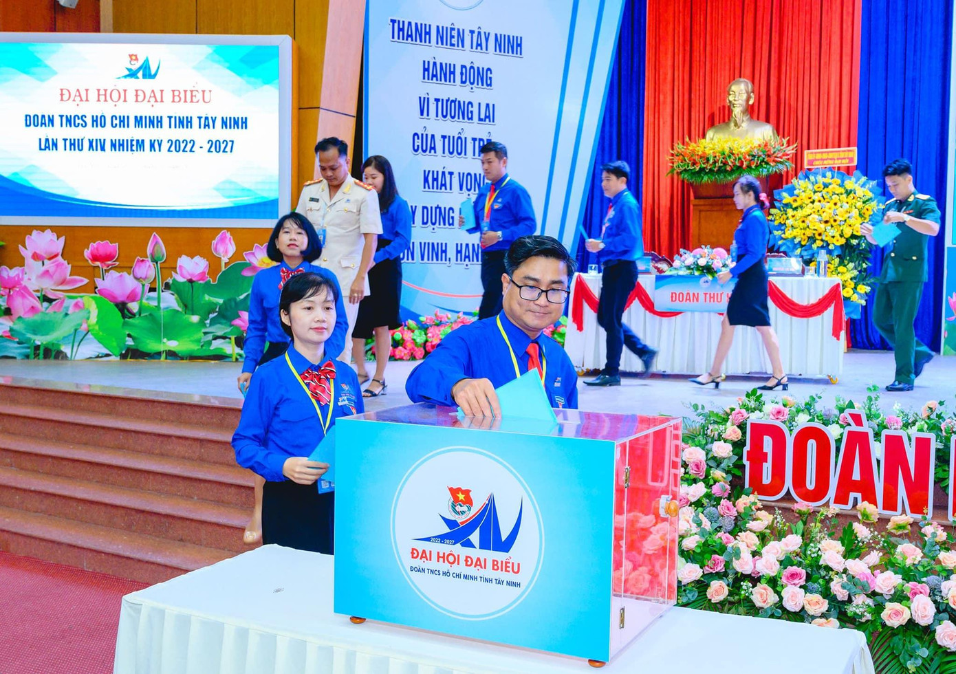 Anh Nguyễn Thanh Tùng bỏ phiếu bầu tại Đại hội Đoàn TNCS Hồ Chí Minh tỉnh Tây Ninh lần thứ XIV, nhiệm kỳ 2022 – 2027. Anh Nguyễn Thanh Tùng bỏ phiếu bầu tại Đại hội Đoàn TNCS Hồ Chí Minh tỉnh Tây Ninh lần thứ XIV, nhiệm kỳ 2022 – 2027.