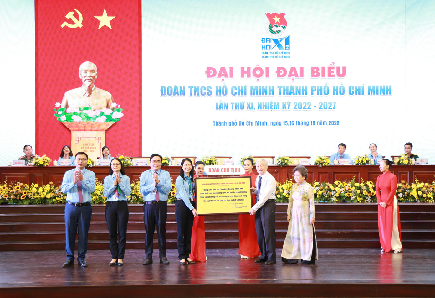 Câu lạc bộ Truyền thống Thành Đoàn chúc mừng tuổi trẻ thành phố mang tên Bác. Câu lạc bộ Truyền thống Thành Đoàn chúc mừng tuổi trẻ thành phố mang tên Bác.