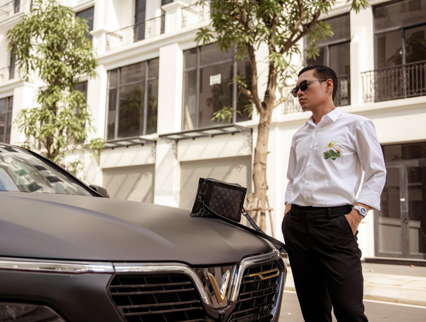 Ở tuổi 31, Hồng Nhã tự xây dựng sự nghiệp vững chắc, tự "tậu" nhà xe đầy đủ và còn điều hành công ty bất động sản với 40 nhân viên.