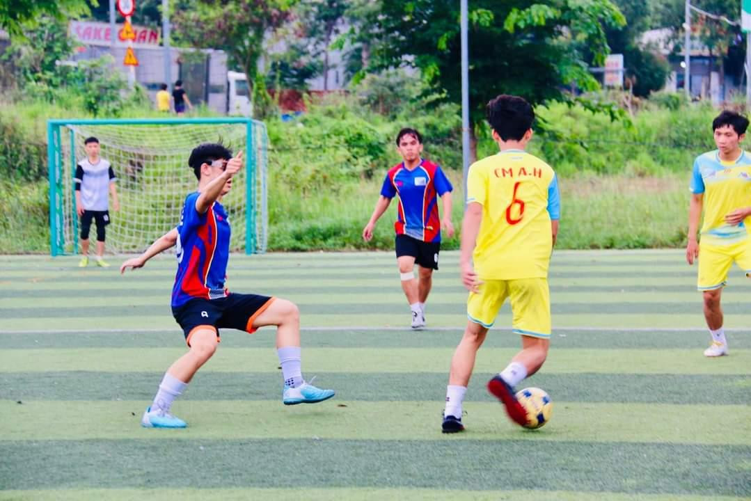 Các trận bóng đá nam mini diễn ra sau Lễ khai mạc hội thao.