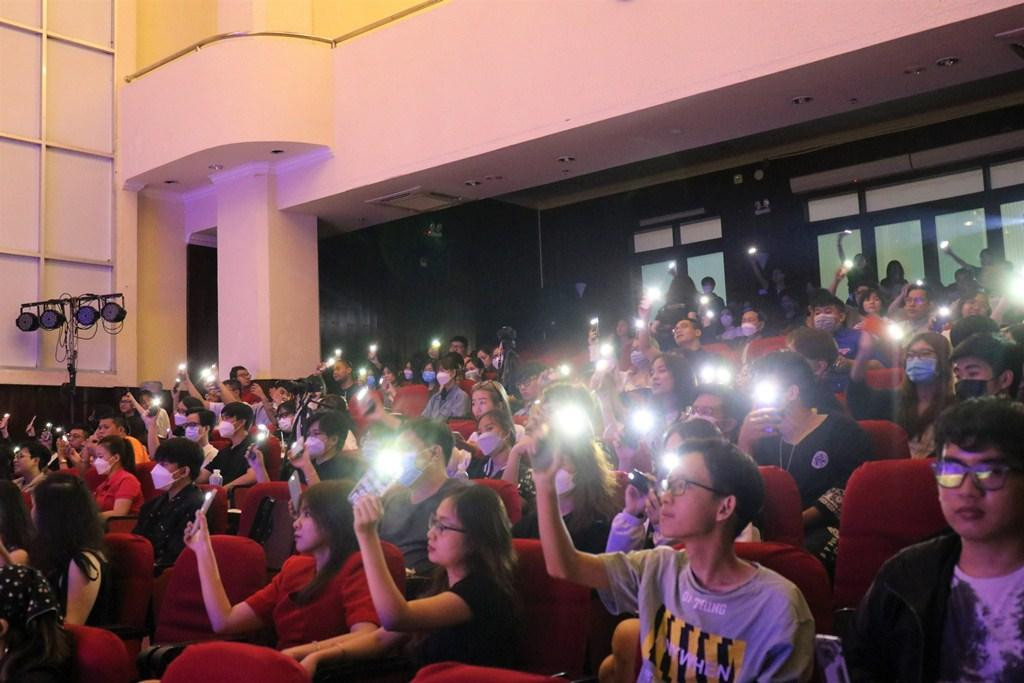 Rất đông sinh viên đến tham dự đêm nhạc. Rất đông sinh viên đến tham dự đêm nhạc.