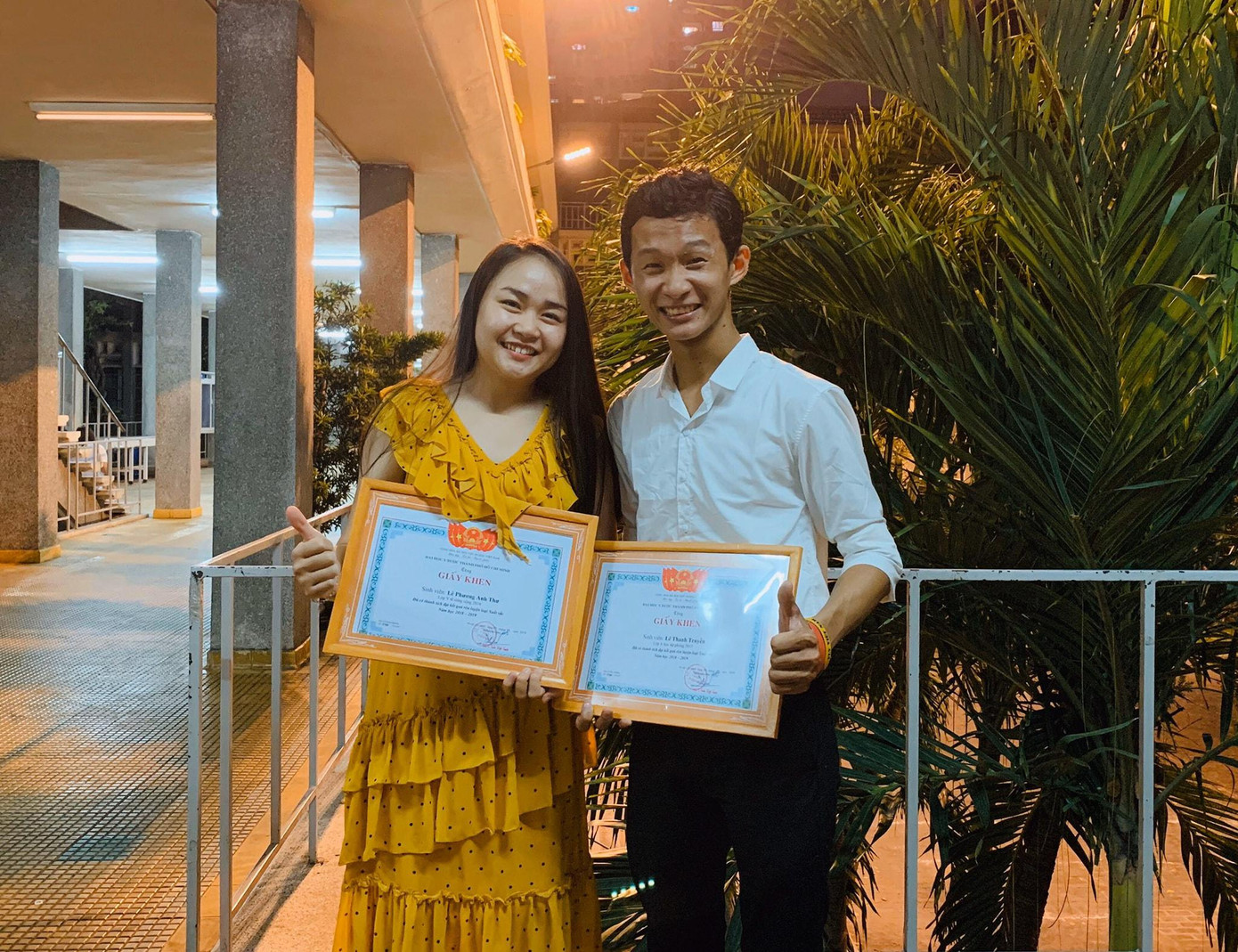 Thanh Truyền (bên phải) nhận nhiều giấy khen về những thành tích nổi bật trong hoạt động thiện nguyện. Thanh Truyền (bên phải) nhận nhiều giấy khen về những thành tích nổi bật trong hoạt động thiện nguyện.