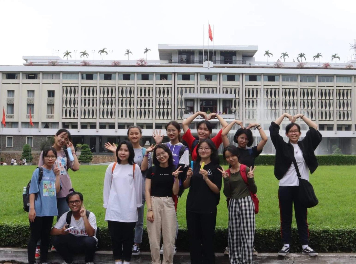 Nhóm sinh viên trường ĐH KHXH&NV (ĐHQG TP. HCM) thăm Dinh Độc Lập. Nhóm sinh viên trường ĐH KHXH&NV (ĐHQG TP. HCM) thăm Dinh Độc Lập.