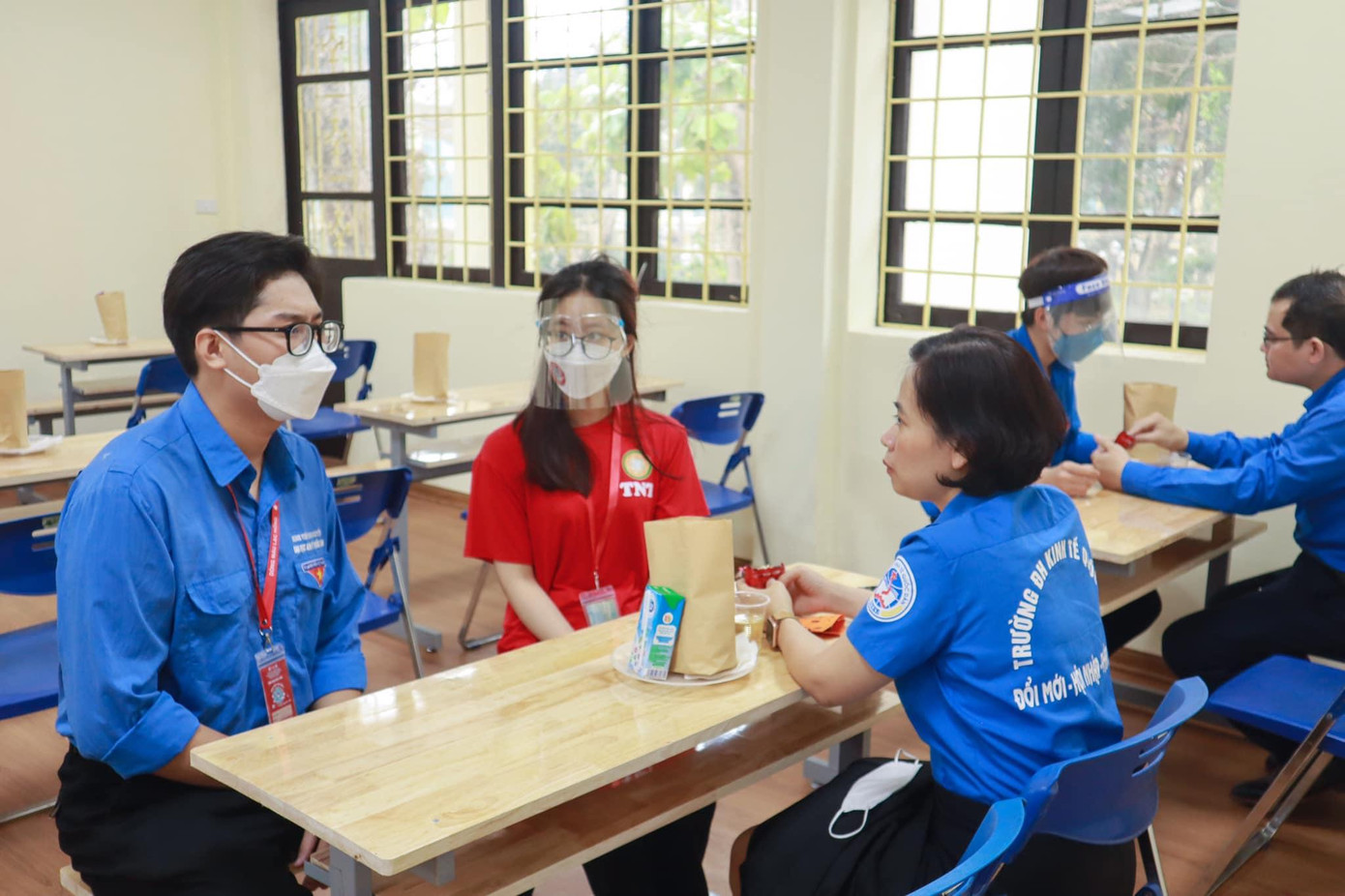 Sau khi hiến máu, người hiến được theo dõi và phục vụ tận tình.