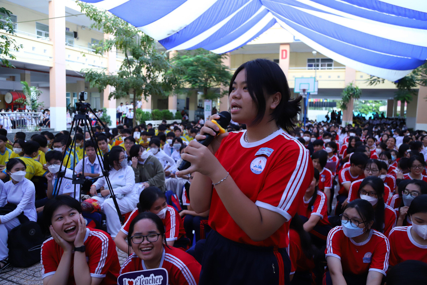 Nhiều câu hỏi về bí quyết học tập cũng được các em học sinh đặt ra cho thủ khoa.