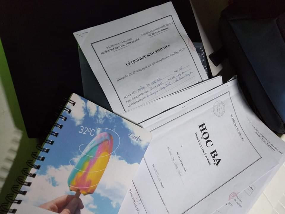 Hồng Gấm đã chuẩn bị sẵn sàng các thủ tục nhập học mà nhà trường yêu cầu.