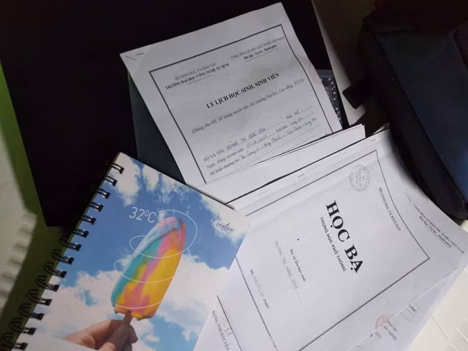 Hồng Gấm đã chuẩn bị sẵn sàng các thủ tục nhập học mà nhà trường yêu cầu.