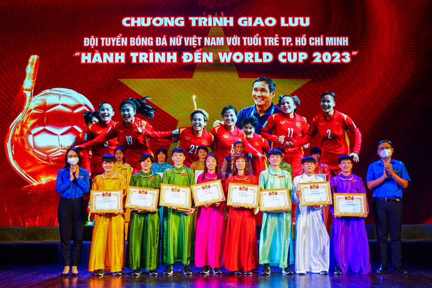 Kết thúc phần giao lưu, các nữ cầu thủ và Ban huấn luyện đã được Ban Tổ chức cho khoác lên mình những tà áo dài truyền thống để tiến hành nghi thức trao Bằng khen và huy hiệu &quot;Tôi yêu Tổ quốc tôi&quot;.