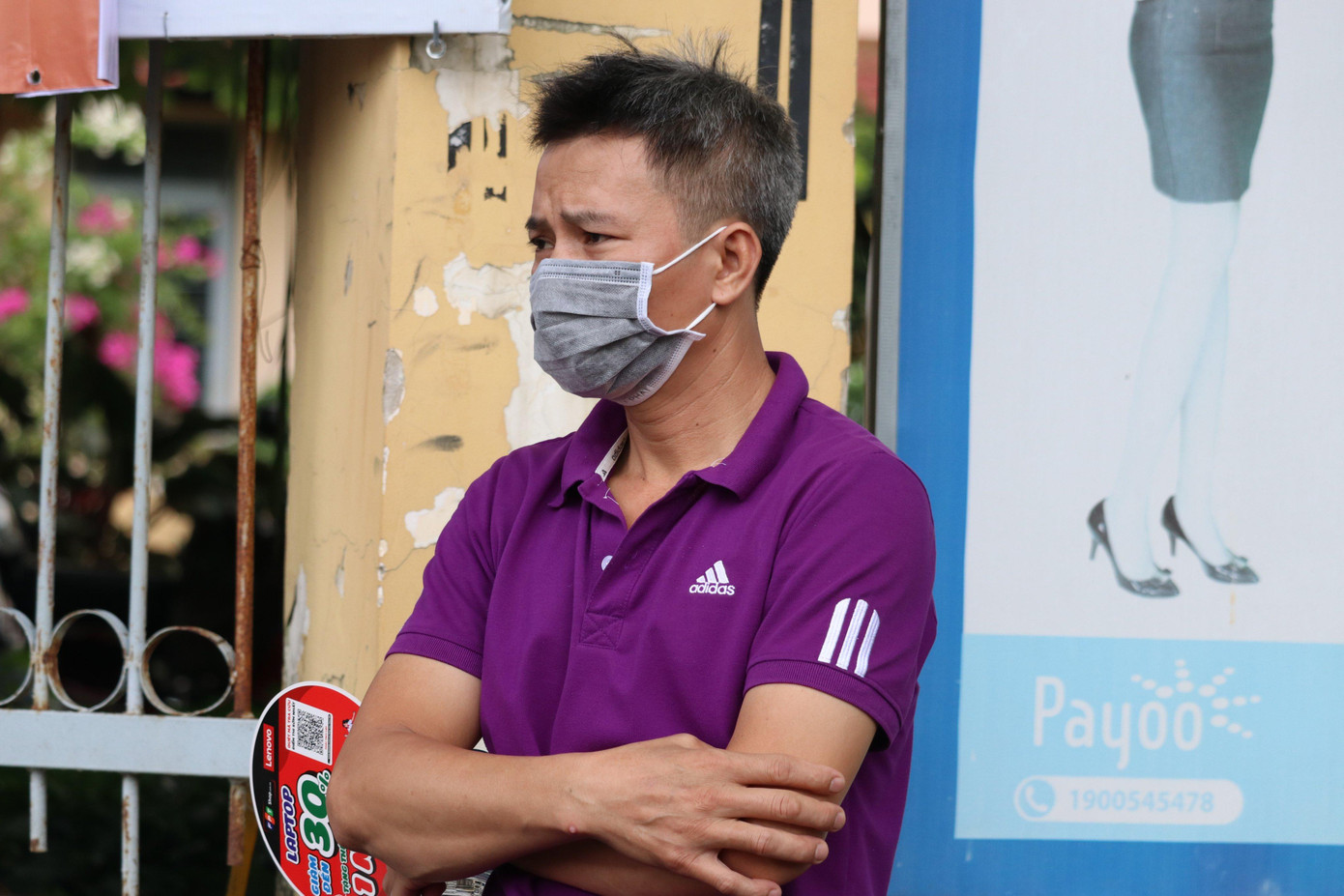 Tâm trạng của phụ huynh cũng hồi hộp không kém gì các thí sinh trong phòng thi.