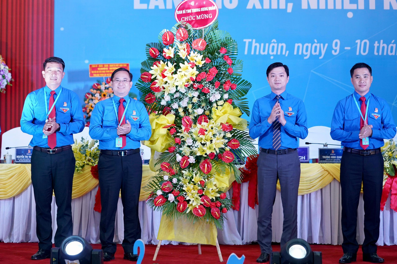Anh Nguyễn Minh Triết, Bí thư T.Ư Đoàn, Chủ tịch T.Ư Hội Sinh viên Việt Nam thay mặt Ban Bí thư T.Ư Đoàn tặng hoa Đại hội. (Ảnh: Phạm Nguyễn)