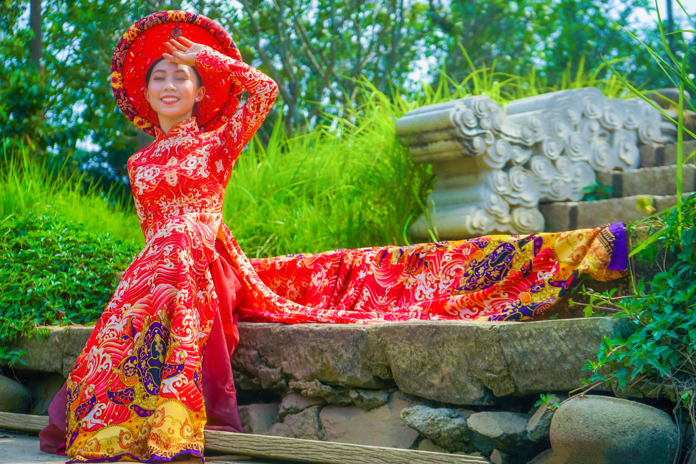 "Thật sự, mình rất choáng ngợp với bộ ảnh mình đã chụp vì khi liên hệ với nhà thiết kế mình và bạn photographer thật sự cũng không nghĩ rằng họ sẽ cho mình mượn một bộ áo dài lộng lẫy như thế", Ý Nhi bày tỏ.