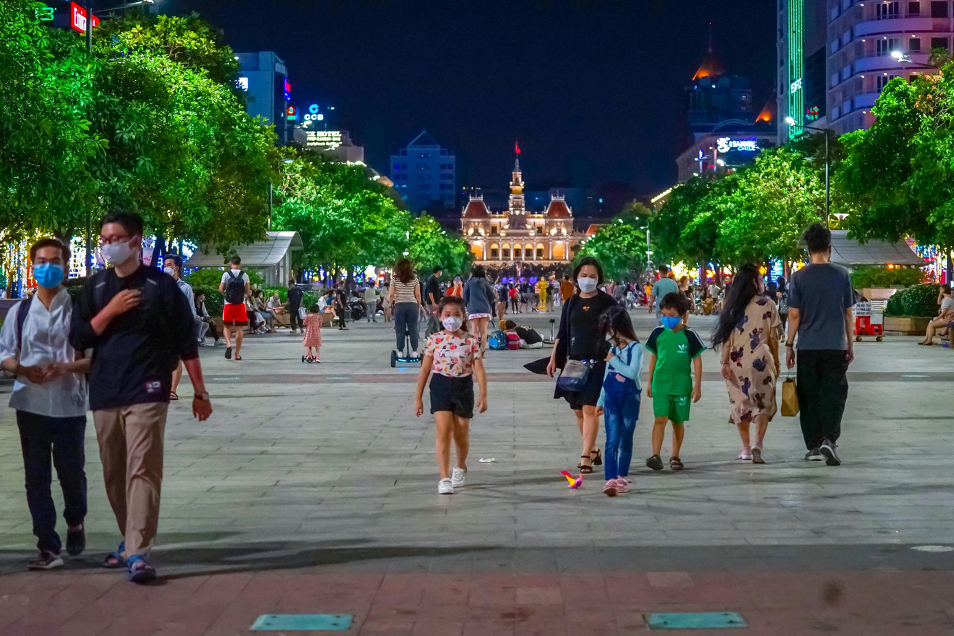 Thời điểm phố đi bộ Nguyễn Huệ thu hút đông bạn trẻ đến vui chơi nhất là khi nắng tắt, thời tiết trở nên mát mẻ, dễ chịu hơn.