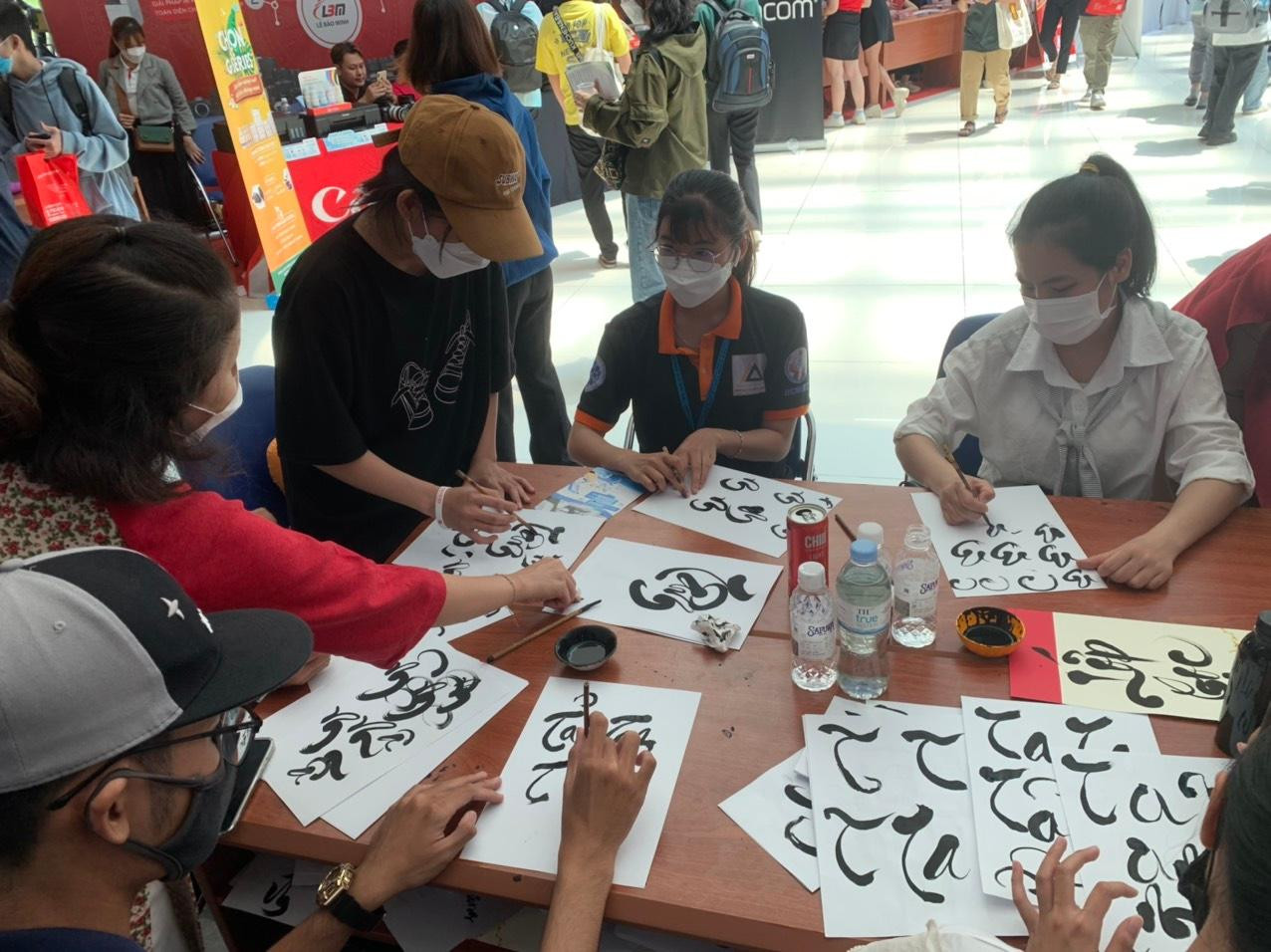 Gian hàng viết thư pháp thu hút rất nhiều các bạn tân sinh viên trải nghiệm.