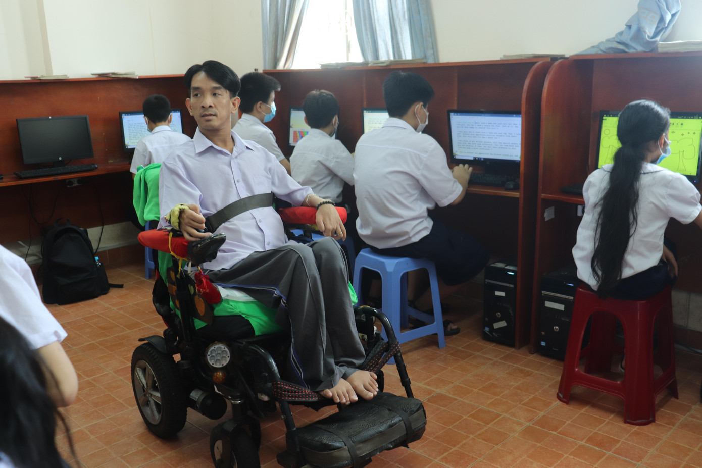 Anh Ngọc Lâm chú trọng cho học sinh thực hành nhiều hơn khi giảng dạy. Ảnh: Lan Huỳnh