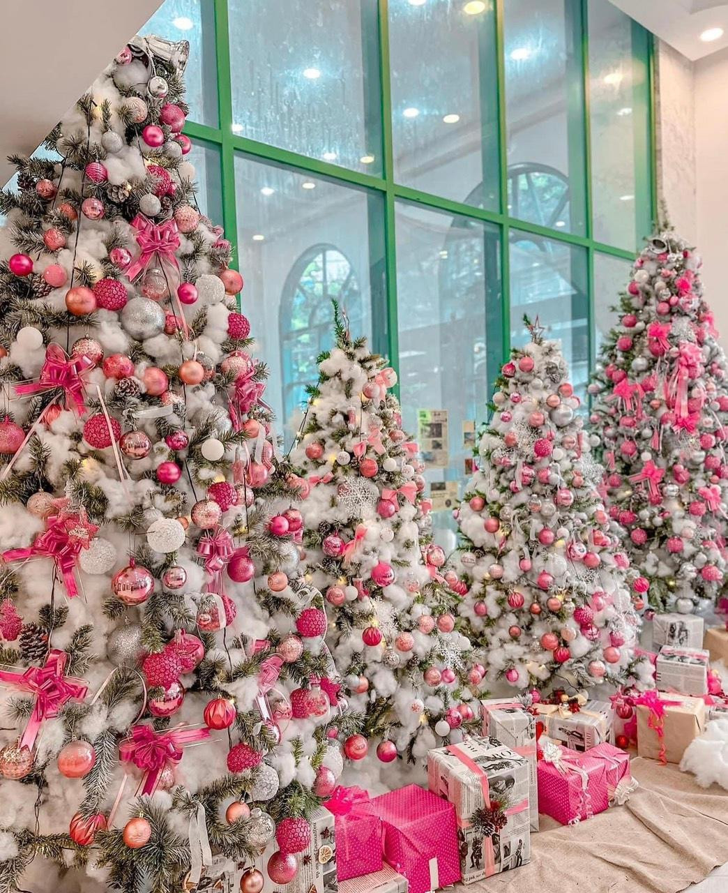 Young Coffee & Tea nổi bật với một góc tông màu hồng độc lạ. Young Coffee & Tea nổi bật với một góc tông màu hồng độc lạ.